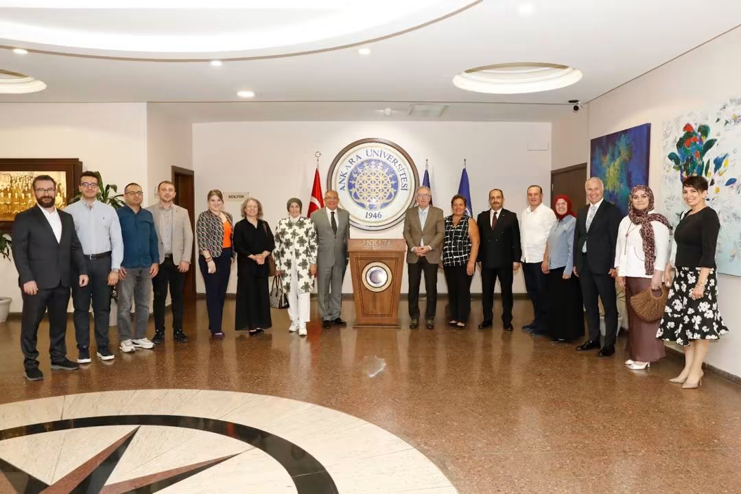 Ankara Üniversitesi Rektör Yardımcısı Prof. Dr. Orhan UZUN Hocama Bi Çay içimi ziyarette bulunduk.  Mevla'm ayağını taşa degdirmesin.
