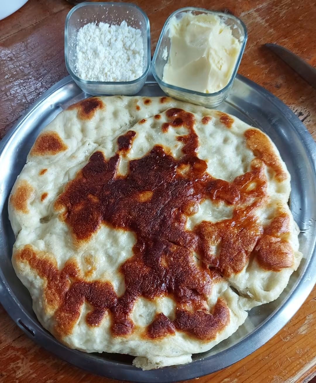 Kaybolmaya yüz tutmuş bir damak tadımız daha;  -Ziliktar, -Minzi, -Yayık Tereyağı  Evet, diyoruz ya "kaybolmaya yüz tutmuş tatlar" diye.  Onlardan biri de;"Ziliktar"  Mayalı bir şekilde yoğun kıvamda yoğrulan hamurun gelmesiyle şaç ayağının üzerinde odun ateşinde kalaylı bakır dönme tavada nar gibi kızartılarak yapılan bir "tava ekmeğidir" ziliktar.  Yanına da tane minzi ve yayık tereyağı tabi ki diğer olmazsa olmazımız da bir demlik çay  
